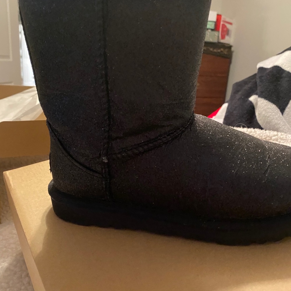 UGGS - Picture 2 of 4